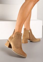 Ciemnobeżowe Botki Vices z Ekozamszu z Ozdobnymi Wycięciami na Słupku z Metalicznym Detalem Naetha. Brązowe botki damskie Renee, na jesień, eleganckie, bez obcasa, na obcasie, bez zapięcia. Za 119.99 zł.