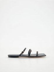 Skórzane klapki - czarny. Czarne klapki damskie Reserved, bez wzorów, ze skóry, klasyczne, bez obcasa. W wyprzedaży za 49.99 zł.