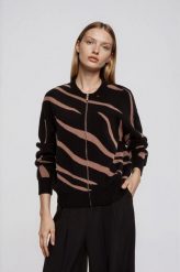 Sweter w zwierzęcy wzór czarny. Czarne swetry damskie MOODO, l, bez wzorów, z poliamidu, bez kołnierzyka, bez ramiączek, bez kaptura. Za 159.99 zł.
