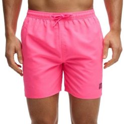 Szorty kąpielowe Superdry Essential 16. Czerwone krótkie spodenki sportowe męskie Superdry., m, bez wzorów, z materiału, do pływania. Za 203.70 zł.