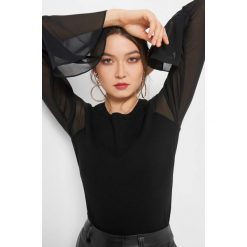 Sweter z transparentnym rękawem. Czarne swetry damskie Orsay, z dzianiny, z okrągłym kołnierzem. Za 99.99 zł.