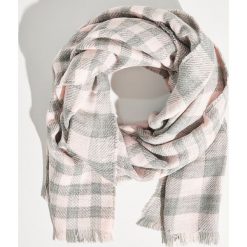 Kraciasty szalik z frędzlami - Różowy. Czerwone szaliki i chusty damskie Sinsay. Za 39.99 zł.