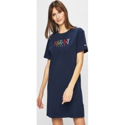 Tommy Jeans - Sukienka. Białe sukienki damskie Tommy Jeans, l, z aplikacjami, z bawełny, casualowe, bez kołnierzyka, bez ramiączek. W wyprzedaży za 269.90 zł.