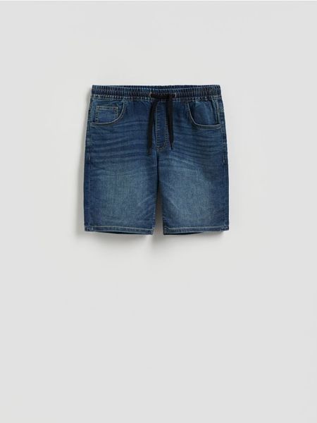 Jeansowe szorty jogger - indigo jeans. Niebieskie szorty męskie Reserved, bez wzorów, z denimu. Za 99.99 zł.