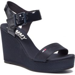 Sandały TOMMY JEANS - Material Mix Wedge Sandal EN0EN00560 Midnight 403. Klapki damskie marki Tommy Jeans. Za 399.00 zł.