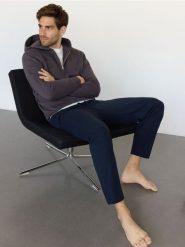 Bawełniana bluza z kapturem - fioletowy. Fioletowe bluzy męskie Reserved, l, bez wzorów, z bawełny, z kapturem. W wyprzedaży za 69.99 zł.