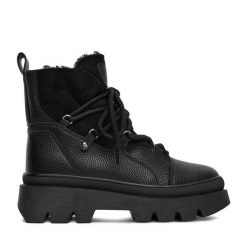 Botki DeeZee. Czarne botki damskie DeeZee, bez obcasa, na płaskiej podeszwie, bez zapięcia. Za 229.99 zł.