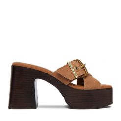 Klapki Guess Jeans. Brązowe klapki damskie Guess Jeans, z aplikacjami, z jeansu, bez obcasa. Za 329.99 zł.