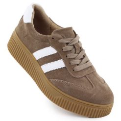 Skórzane półbuty damskie zamszowe na platformie beżowe Filippo DP6776. Brązowe półbuty damskie Filippo, bez wzorów, ze skóry, sportowe, bez obcasa, na platformie, bez zapięcia. Za 209.99 zł.