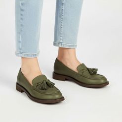 Mokasyny damskie Armodo, cholewka ze skóry naturalnej o gładkim wykończeniu z dekoracyjnymi frędzlami na podbiciu, zielone, 1726. Zielone mokasyny damskie Armodo, z nubiku, biznesowe. Za 439.00 zł.