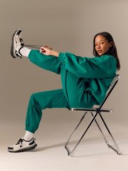 4F Spodnie dresowe joggery damskie - zielone XL. Zielone spodnie dresowe damskie 4f, xl, bez wzorów, z dresówki. Za 139.99 zł.