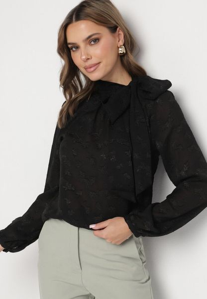 Czarna Bluzka Plumeti ze Stójką i Ozdobnym Wiązaniem Felonelle. Czarne bluzki damskie Born2be, m, bez wzorów, z jeansu, bez kołnierzyka, bez ramiączek. Za 99.99 zł.