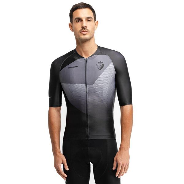 Męska koszulka rowerowa z krótkim rękawem Club Atlético Osasuna x Siroko Sir. Czarne buty sportowe męskie SIROKO, bez zapięcia, rowerowe. Za 338.00 zł.