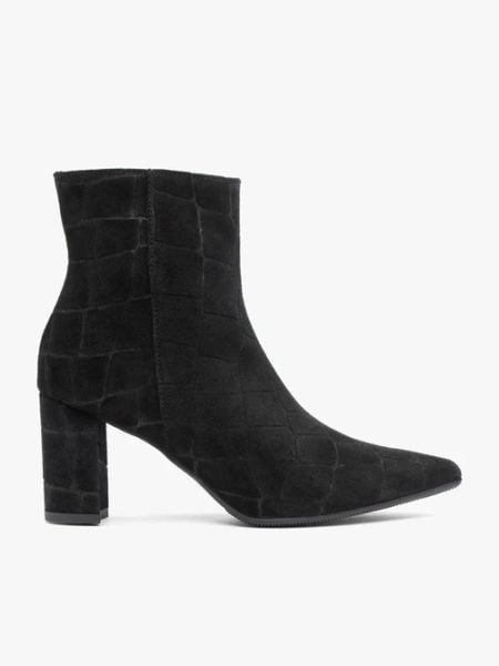 Czarne wyższe botki ze skóry welurowej. Czarne botki damskie Brawo sp. z o.o., ze skóry, eleganckie, bez obcasa, na słupku, bez zapięcia. Za 499.99 zł.