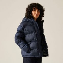 Kurtka damska pikowana Oversized Orla Kiely. Niebieskie kurtki sportowe damskie Regatta, bez wzorów, z puchu, bez kaptura, trekkingowe. W wyprzedaży za 384.70 zł.