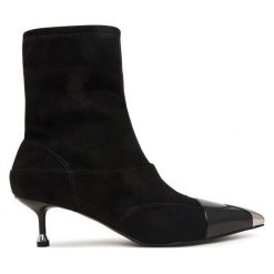 Botki Liu Jo. Czarne botki damskie Liu Jo, bez obcasa, na szpilce, bez zapięcia. Za 834.99 zł.
