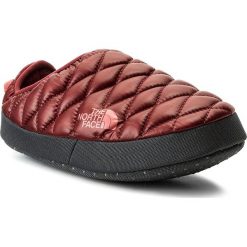 Kapcie THE NORTH FACE - Thermoball Tntmul4 T9331DYWG Shbarlrd/Faddrs. Czerwone kapcie damskie The North Face, bez wzorów, z gumy, bez obcasa, bez zapięcia. W wyprzedaży za 149.00 zł.
