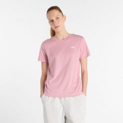 Koszulka damska New Balance WT41509PTF – różowa. Czerwone t-shirty damskie New Balance, s, bez wzorów, z bawełny, eleganckie, bez kołnierzyka. Za 129.99 zł.
