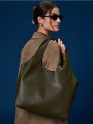 Torebka worek z imitacji skóry - khaki. Brązowe torebki do ręki damskie Sinsay, bez wzorów, ze skóry, bez dodatków. Za 59.99 zł.