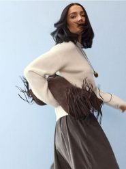 Sweter z naszywką - kremowy. Białe swetry damskie Sinsay, l, z aplikacjami, bez kołnierzyka, bez ramiączek, bez kaptura. Za 59.99 zł.