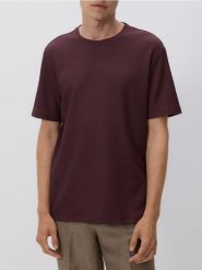Strukturalny t-shirt regular - mahoniowy. Brązowe t-shirty męskie Reserved, l, bez wzorów, z dzianiny, bez kołnierzyka. W wyprzedaży za 35.99 zł.