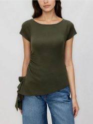 Asymetryczna bluzka - ciemnozielony. Zielone bluzki damskie Reserved, l, bez wzorów, z dzianiny, z asymetrycznym kołnierzem, bez ramiączek. Za 109.99 zł.