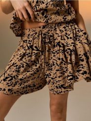 Wiskozowe szorty z kieszeniami - beżowy. Brązowe szorty damskie Sinsay, l, bez wzorów, z wiskozy. Za 29.99 zł.