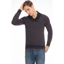 Sweter w kolorze granatowym. Niebieskie swetry przez głowę męskie Denim Culture, l, bez wzorów, z bawełny, bez kołnierzyka. W wyprzedaży za 159.95 zł.