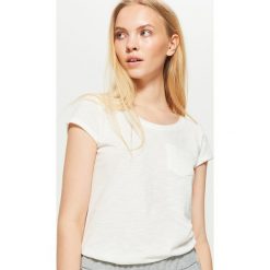 Gładka koszulka - Kremowy. T-shirty damskie marki Cropp. W wyprzedaży za 14.99 zł.