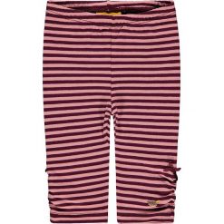 Legginsy w kolorze jasnoróżowo-czerwonym. Czerwone legginsy dla dziewczynek marki Steiff, w paski, z bawełny. W wyprzedaży za 49.95 zł.