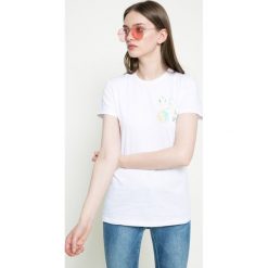 Femi Pleasure - Top Madet. Szare topy damskie Femi Stories, z nadrukiem, z bawełny, z okrągłym kołnierzem, z krótkim rękawem. W wyprzedaży za 59.90 zł.