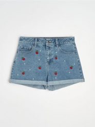 Szorty jeansowe mom fit z haftowanymi wisienkami - niebieski. Niebieskie szorty damskie Sinsay, bez wzorów, z jeansu. Za 69.99 zł.