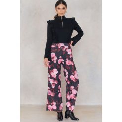 NA-KD Rozszerzane spodnie z wysokim stanem - Black,Pink,Multicolor. Spodnie materiałowe damskie marki NA-KD. W wyprzedaży za 48.58 zł.
