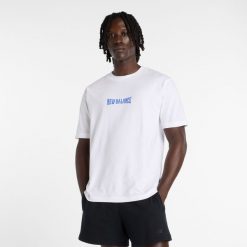 Koszulka męska New Balance MT61B2STWT – biała. Białe koszulki sportowe męskie New Balance, m, z aplikacjami, z bawełny, bez kołnierzyka, bez ramiączek. Za 129.99 zł.