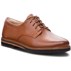 Oxfordy CLARKS - Frida Derby 261359764 Dark Tan Leather. Brązowe półbuty damskie Clarks, z materiału. W wyprzedaży za 249.00 zł.