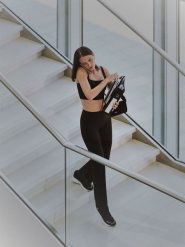 4F Legginsy w paski z rozszerzanymi nogawkami damskie - czarne S. Czarne legginsy damskie 4f, s, bez wzorów, z dzianiny. Za 169.99 zł.