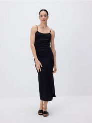Sukienka maxi z drapowaniem - czarny. Czarne sukienki damskie Reserved, l, bez wzorów, z dzianiny, bez kołnierzyka, bez ramiączek, maxi, dopasowane. W wyprzedaży za 49.99 zł.