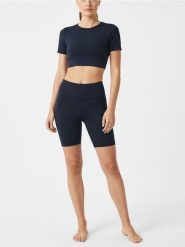 Dopasowane szorty z wysokim stanem - czarny. Czarne szorty damskie Sinsay, l, bez wzorów, z podwyższonym stanem. Za 25.99 zł.