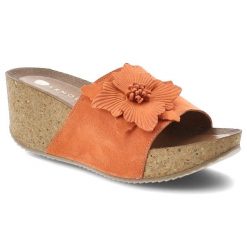 Klapki damskie Armodo, cholewka ze skóry naturalnej zamszowej z szerokim paskiem z przodu ozdobna aplikacja kwiatowa, pomarańczowe, 40312. Brązowe klapki damskie Armodo, z aplikacjami, ze skóry, bez obcasa, na koturnie. Za 319.00 zł.