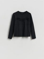 Bluzka z ozdobnym detalem - czarny. Czarne bluzki damskie Reserved, l, bez wzorów, z bawełny, bez kołnierzyka, bez ramiączek. Za 79.99 zł.