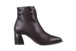 Botki Bayla-195 20K-6811 Black 195005, Czarny, Skóra naturalna - 41. Czarne botki damskie Bayla, ze skóry, klasyczne, bez obcasa, bez zapięcia. W wyprzedaży za 224.10 zł.