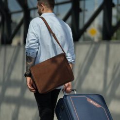 Torba męska na ramię listonoszka Solier S11 brązowa vintage. Brązowe torby na ramię męskie Solier, bez wzorów, z jeansu, casualowe, na ramię. Za 199.99 zł.