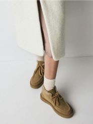 Zamszowe śniegowce ze sznurowaniem - beżowy. Brązowe śniegowce i trapery damskie Reserved, z zamszu. W wyprzedaży za 139.99 zł.