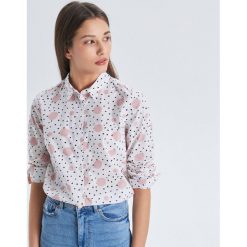 Koszula z nadrukiem all over - Biały. Koszule damskie marki Cropp. W wyprzedaży za 39.99 zł.