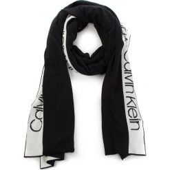 Szal CALVIN KLEIN - Stripey Branded Scar K60K604729 001. Szaliki i chusty damskie marki Calvin Klein. W wyprzedaży za 219.00 zł.