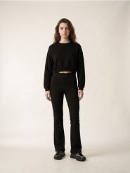Spodnie flare z wysokim modelującym pasem - czarny. Czarne spodnie sportowe damskie Sinsay, l, bez wzorów, na fitness i siłownię. Za 49.99 zł.
