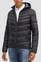 GUESS Czarna męska kurtka z kapturem Super Light Puffa Jacket, Rozmiar M. Czarne kurtki męskie Guess, l, z aplikacjami, z syntetyku, z kapturem. W wyprzedaży za 645.99 zł.