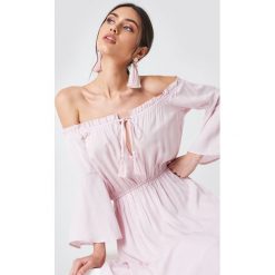 Schanna x NA-KD Sukienka z odkrytymi ramionami - Pink. Sukienki damskie marki Schanna x NA-KD. Za 161.95 zł.
