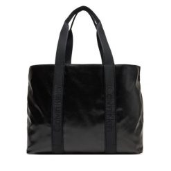 Torebka Calvin Klein. Czarne torebki do ręki damskie Calvin Klein, bez wzorów, bez dodatków. Za 389.99 zł.