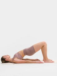4F Legginsy krótkie do jogi z materiałów z recyklingu damskie L. Brązowe legginsy damskie 4f, l, bez wzorów, z dzianiny, krótkie, na jogę i pilates. Za 99.99 zł.